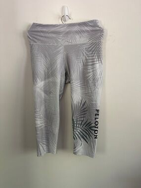 Peloton Light Gray Palm-Print Cropped Leggings
